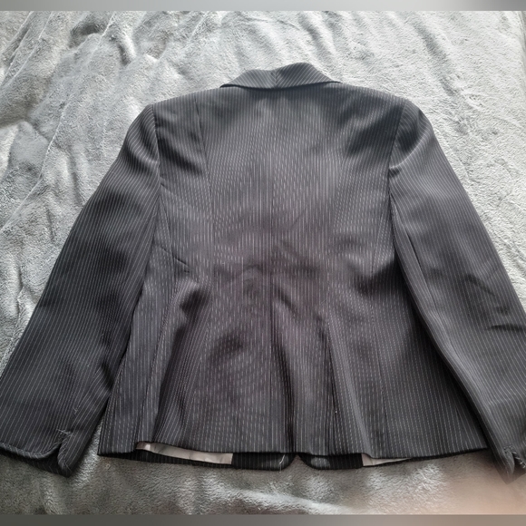 2 pc Tahari pin striped pant suit for women. Size 14. - Picture 6 of 13